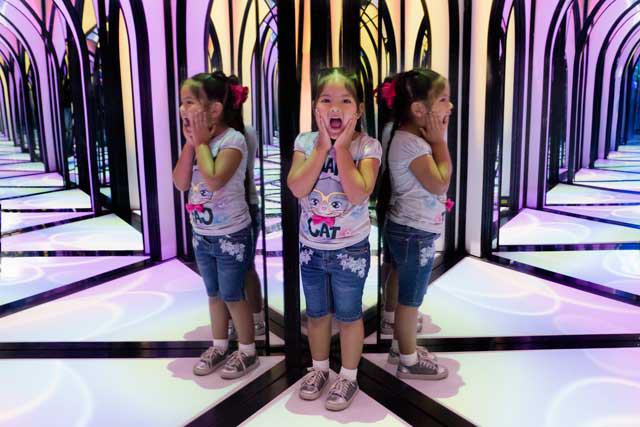 Amazing Mirror Maze Escape